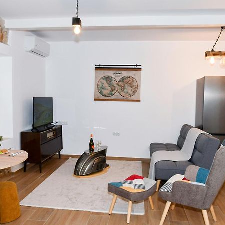 Captain Theo'S Modern Apartment Maria Лефкими Экстерьер фото